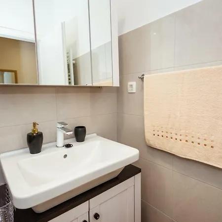 Marinus Apartment