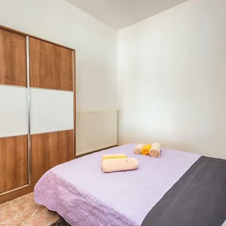 Marinus Apartment *